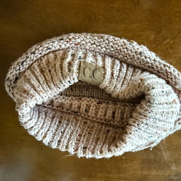 C.C. Exclusives Knit Beanie Hat For Ponytail/Bun, Pink, pre-owned - Picture 4 of 5